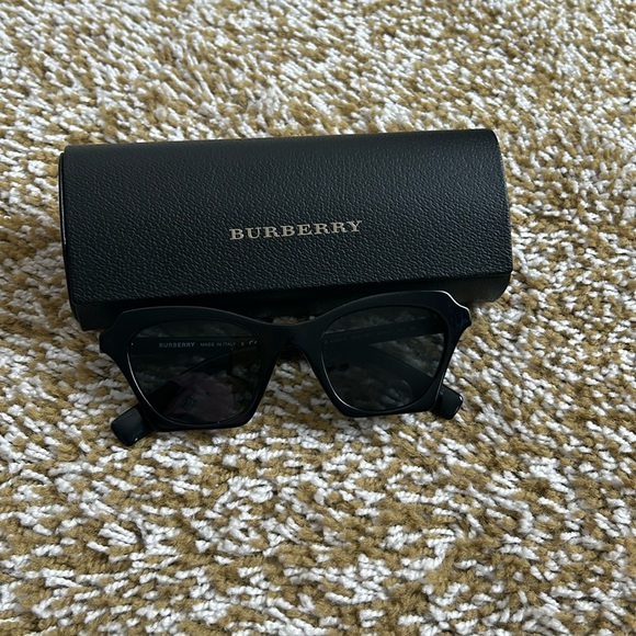 Burberry - Picture 1 of 8